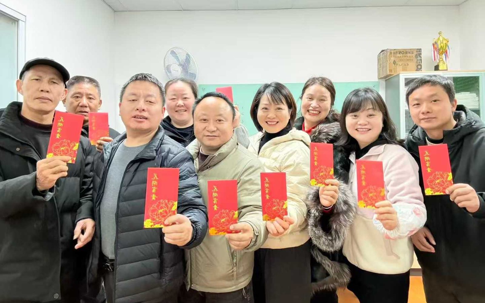 上海尘埃贸易有限公司 2026 开工集体照：仓储、配送、销售与内勤人员